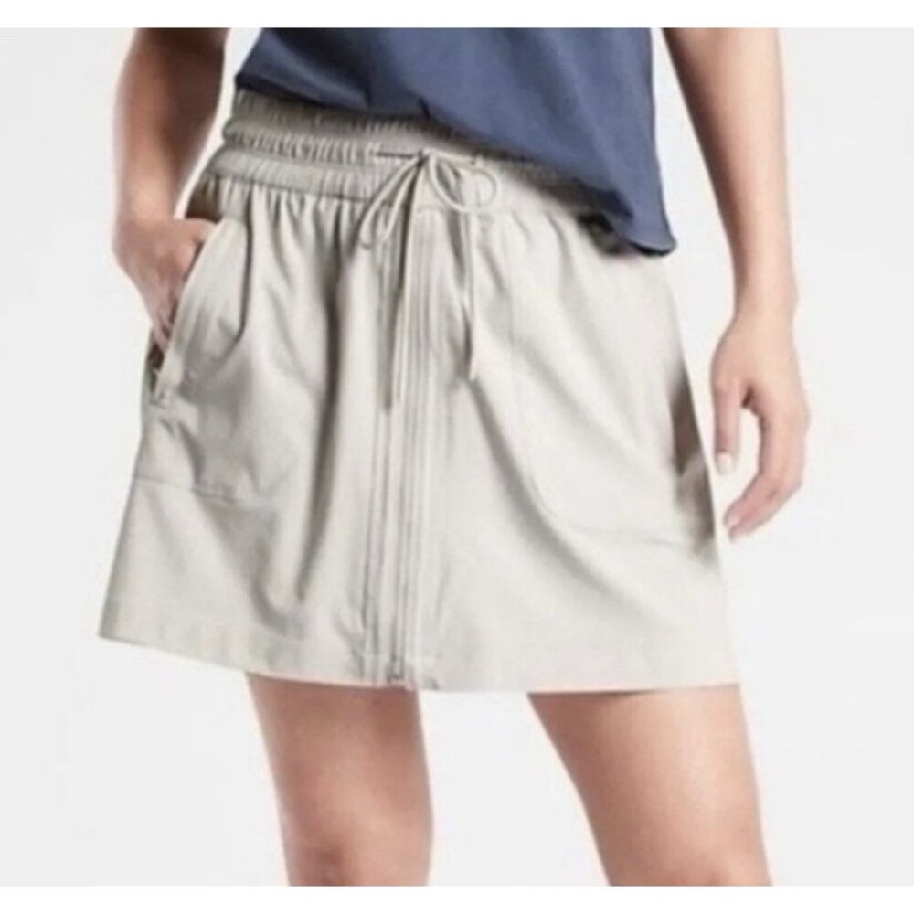 Athleta Expedition Front Zip Elastic Waist Athletic Skirt in Birch Gray sz 8